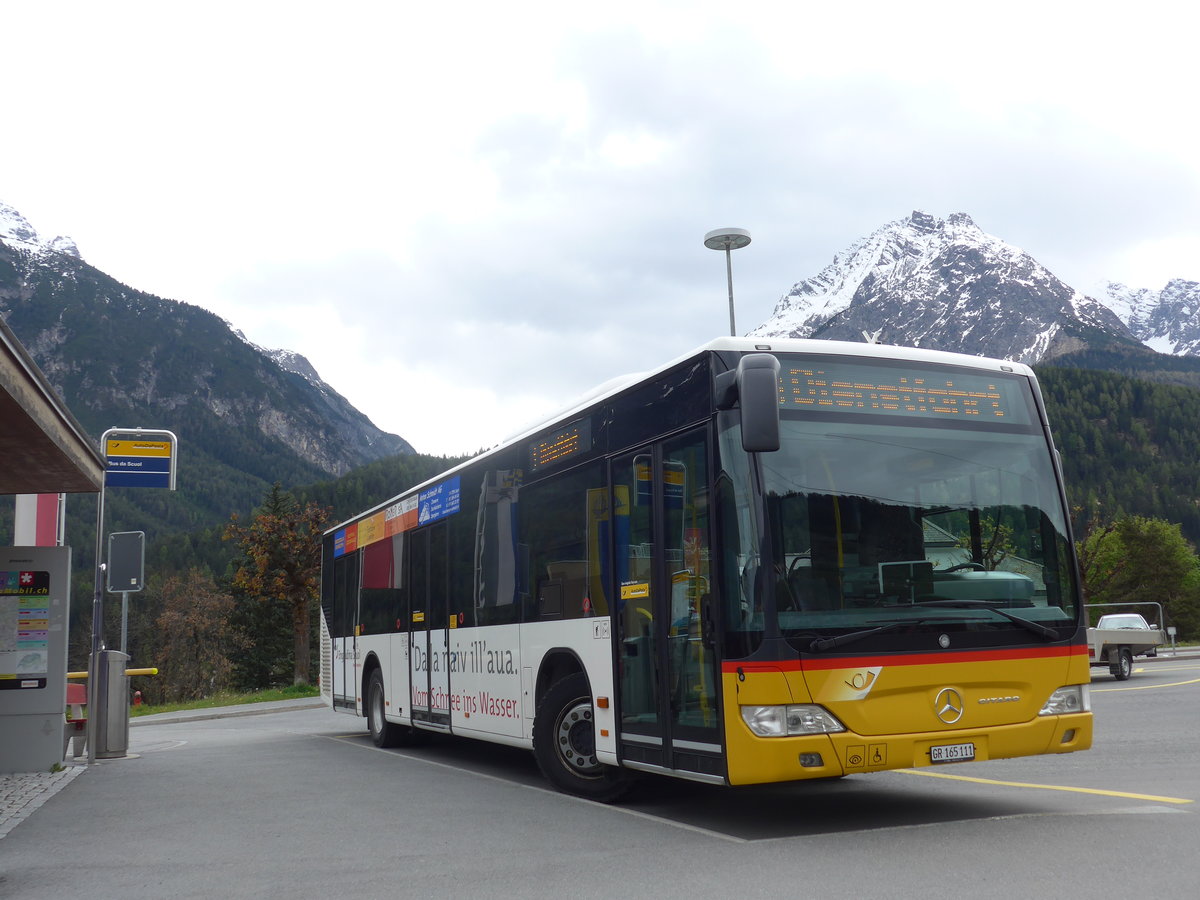 (170'938) - PostAuto Graubnden - GR 165'111 - Mercedes am 16. Mai 2016 beim Bahnhof Scuol-Tarasp