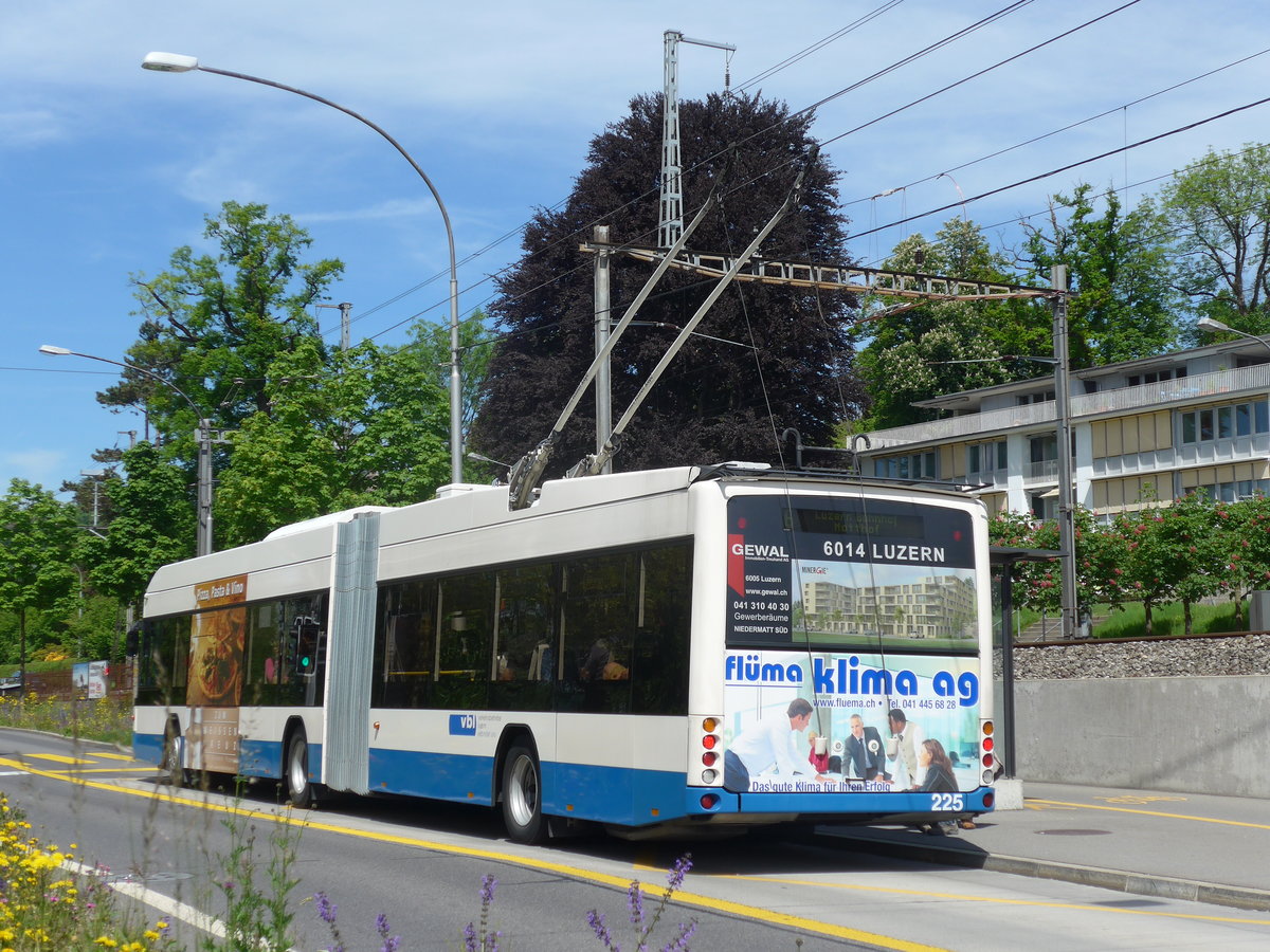 (171'283) - VBL Luzern - Nr. 225 - Hess/Hess Gelenktrolleybus am 22. Mai 2016 in Luzern, Verkehrshaus