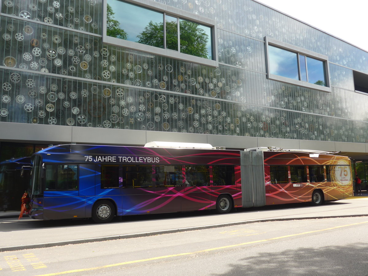 (171'297) - VBL Luzern - Nr. 217 - Hess/Hess Gelenktrolleybus am 22. Mai 2016 in Luzern, Verkehrshaus