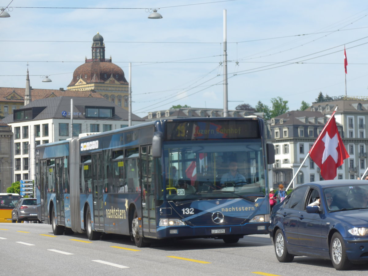 (171'385) - VBL Luzern - Nr. 132/LU 15'075 - Mercedes am 22. Mai 2016 in Luzern, Bahnhofbrcke