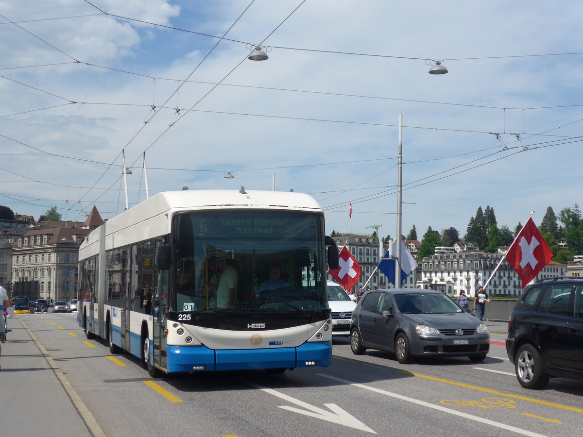 (171'390) - VBL Luzern - Nr. 225 - Hess/Hess Gelenktrolleybus am 22. Mai 2016 in Luzern, Bahnhofbrcke