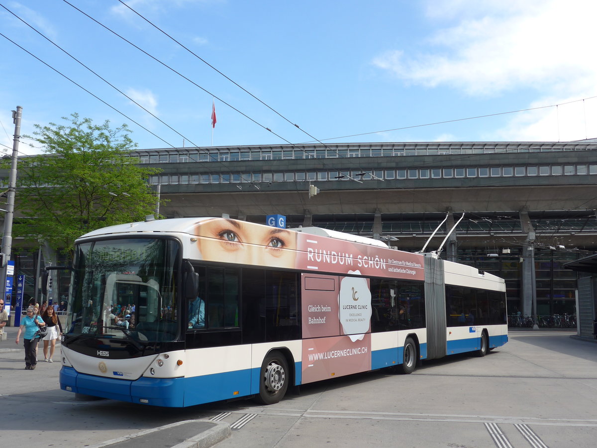 (171'401) - VBL Luzern - Nr. 218 - Hess/Hess Gelenktrolleybus am 22. Mai 2016 beim Bahnhof Luzern