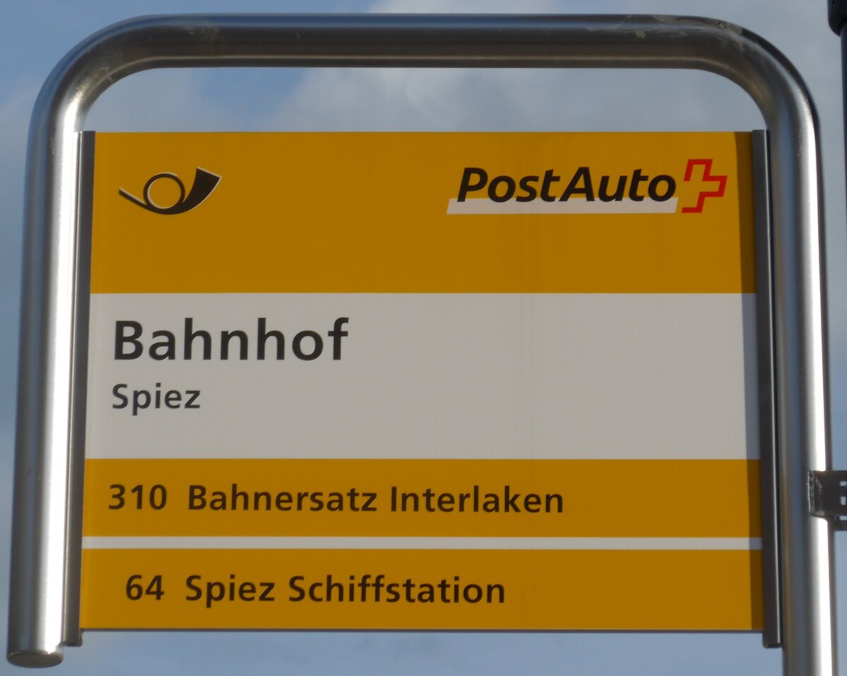 (171'696) - PostAuto-Haltestellenschild - Spiez, Bahnhof - am 12. Juni 2016