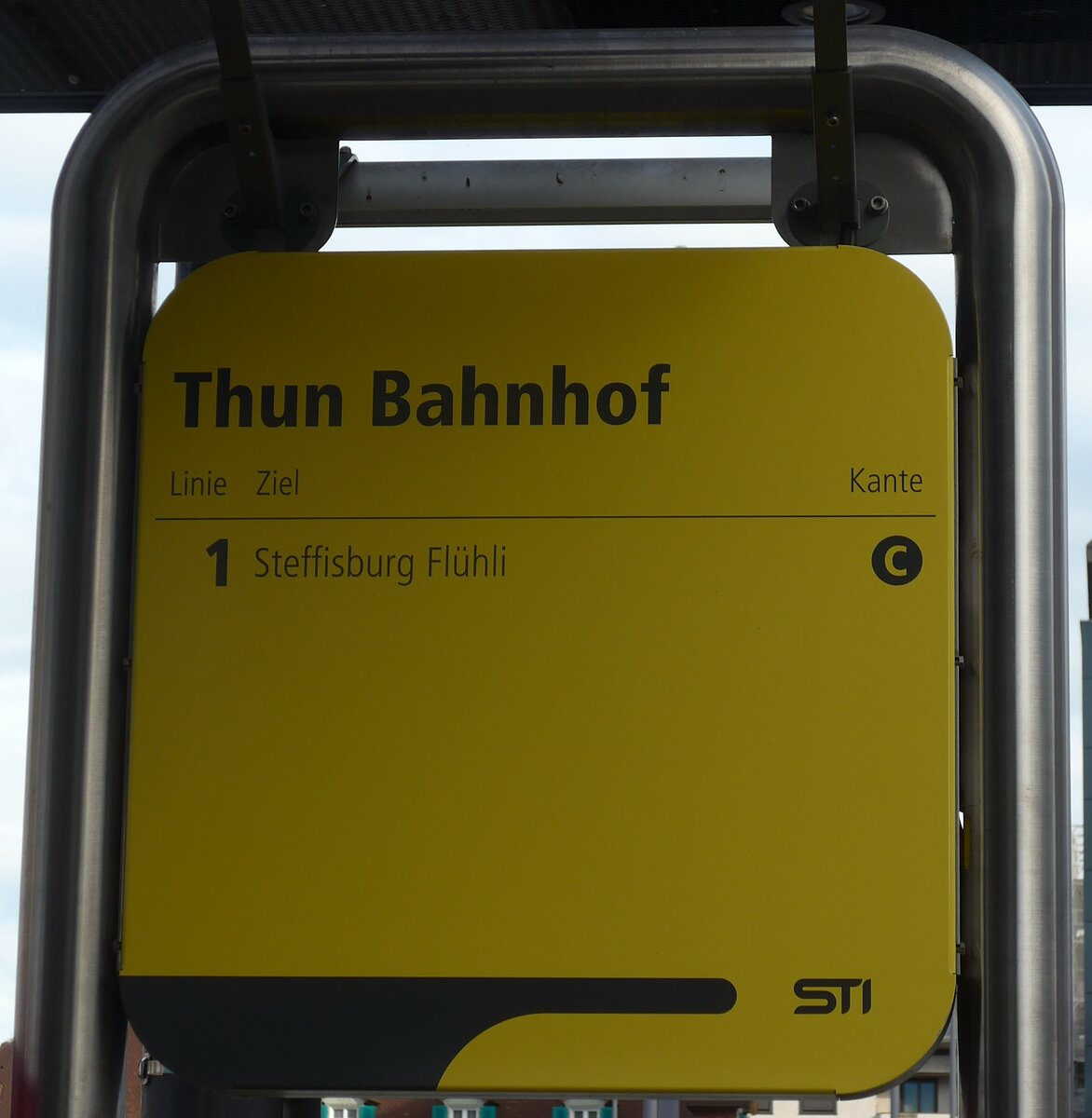 (171'707) - STI-Haltestellenschild - Thun, Bahnhof - am 12. Juni 2016