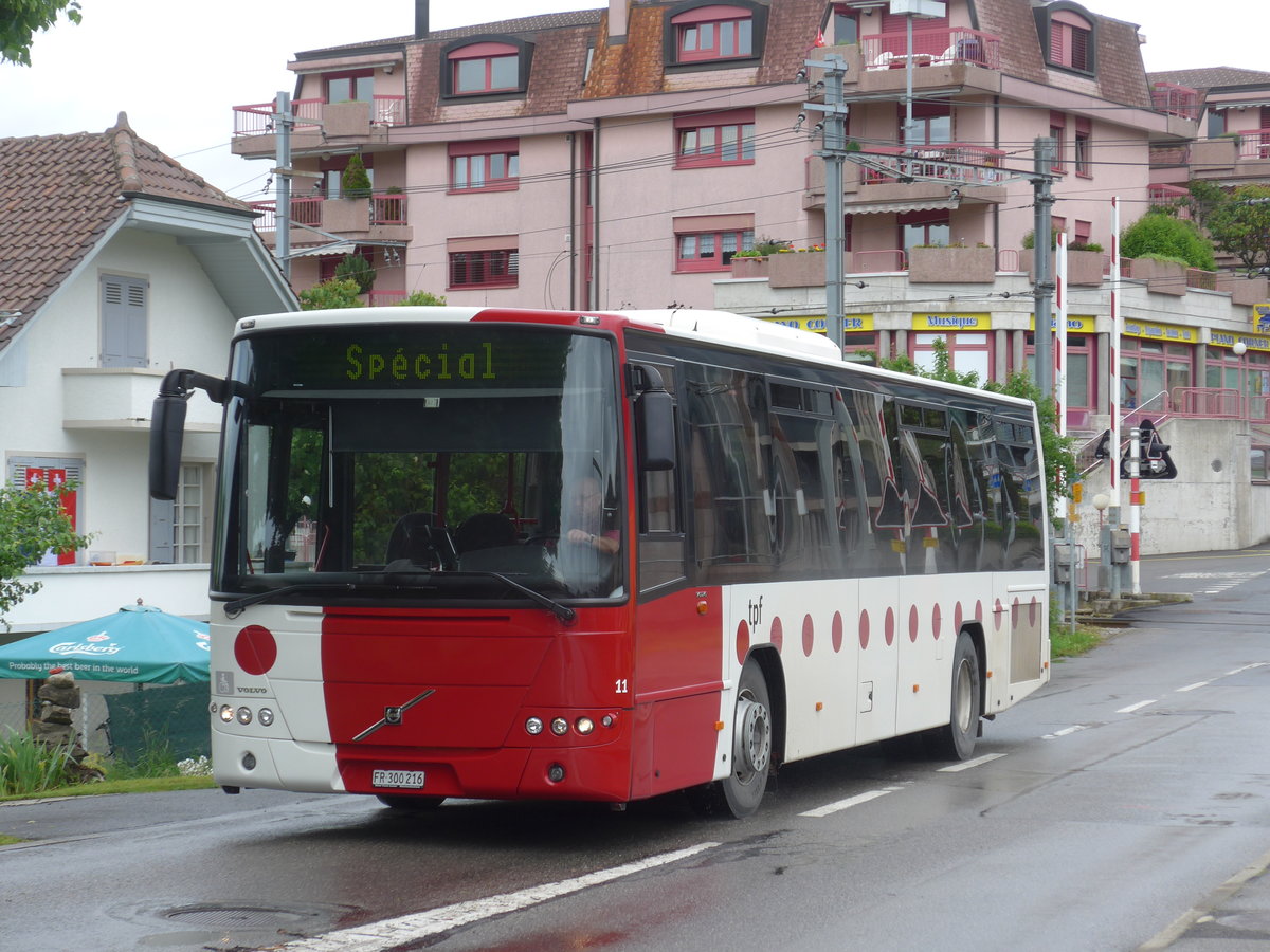 (171'806) - TPF Fribourg - Nr. 11/FR 300'216 - Volvo am 13. Juni 2016 beim Bahnhof Chtel-St-Denis