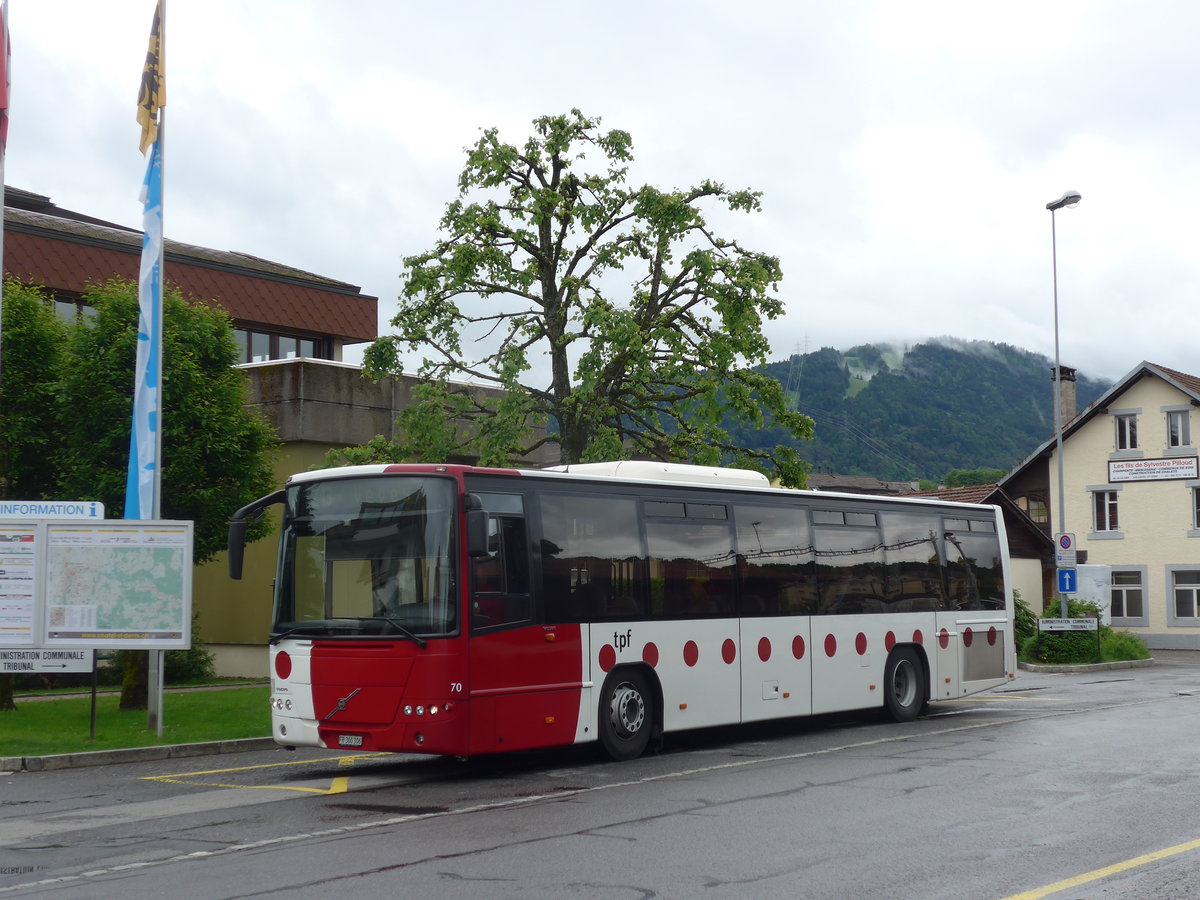 (171'811) - TPF Fribourg - Nr. 70/FR 300'306 - Volvo am 13. Juni 2016 beim Bahnhof Chrtel-St-Denis (Einsatz VMCV)