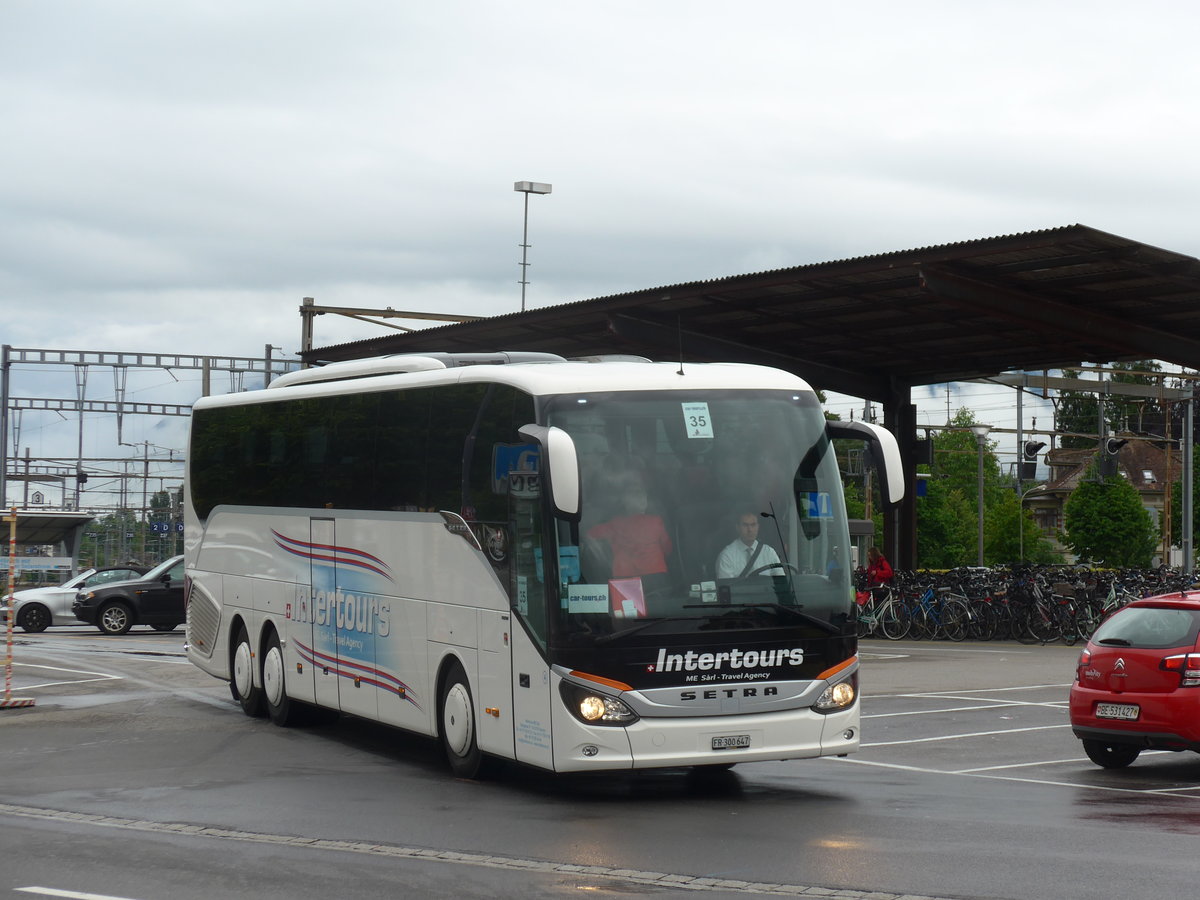 (171'897) - Intertours, Kerzers - Nr. 4/FR 300'647 - Setra am 19. Juni 2016 beim Bahnhof Thun