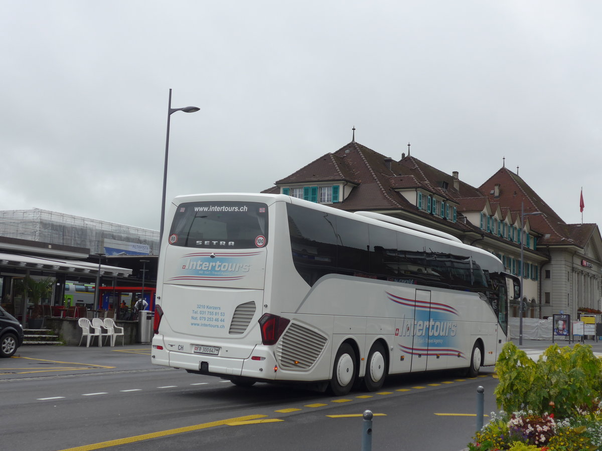 (171'898) - Intertours, Kerzers - Nr. 4/FR 300'647 - Setra am 19. Juni 2016 beim Bahnhof Thun