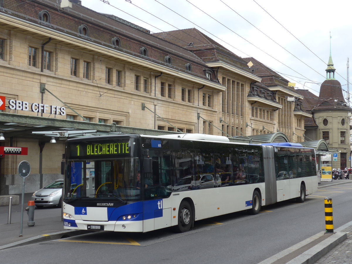 (172'140) - TL Lausanne - Nr. 611/VD 310'121 - Neoplan am 25. Juni 2016 beim Bahnhof Lausanne