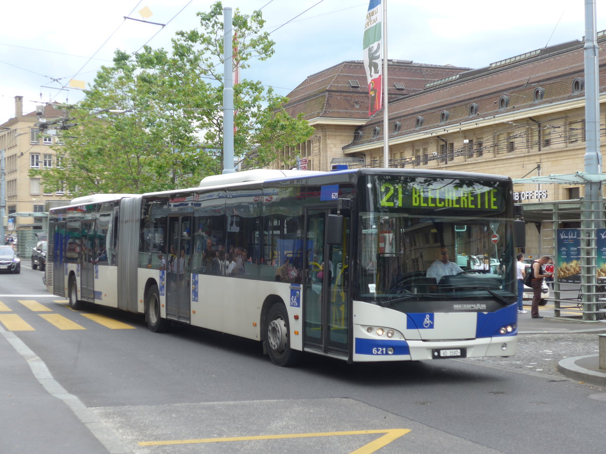 (172'149) - TL Lausanne - Nr. 621/VD 1582 - Neoplan am 25. Juni 2016 beim Bahnhof Lausanne