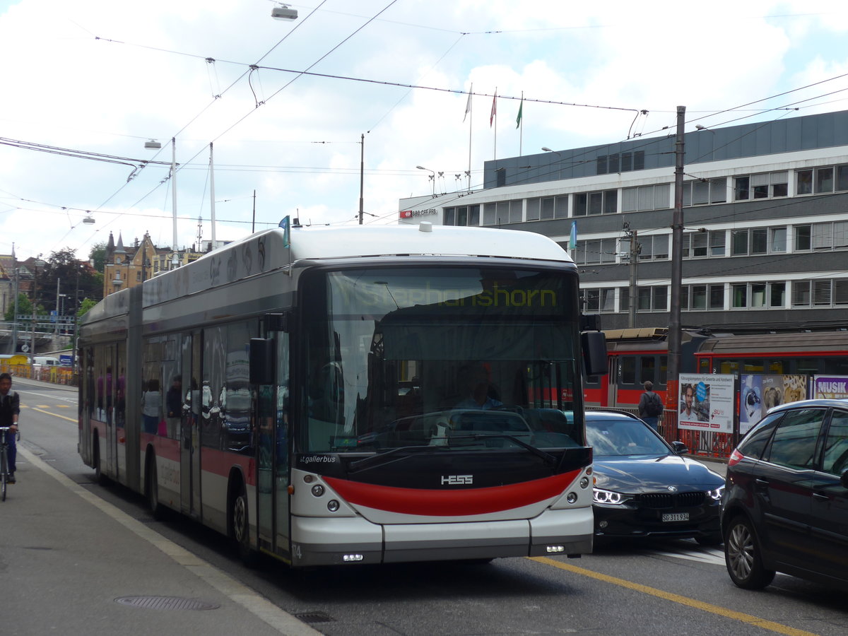 (172'623) - St. Gallerbus, St. Gallen - Nr. 174 - Hess/Hess Gelenktrolleybus am 27. Juni 2016 beim Bahnhof St. Gallen (prov. Haltestelle)