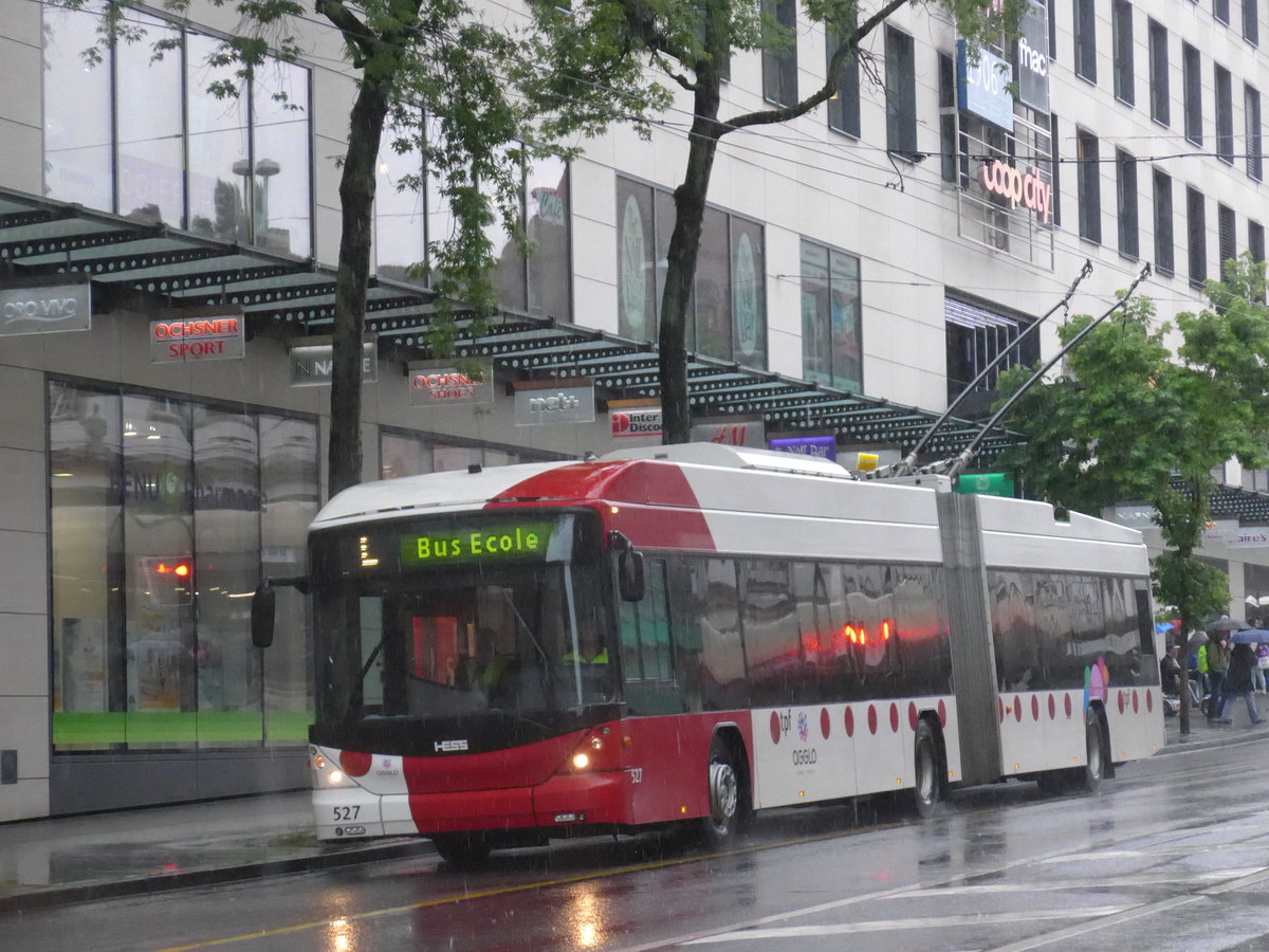 (173'001) - TPF Fribourg - Nr. 527 - Hess/Hess Gelenktrolleybus am 14. Juli 2016 beim Bahnhof Fribourg