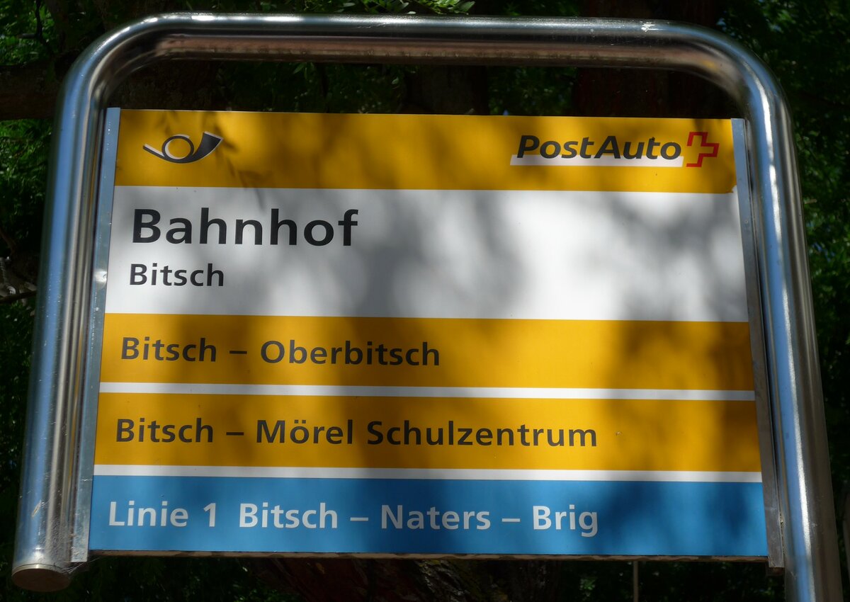 (173'673) - PostAuto/ORtSBUS-Haltestellenschild - Bitsch, Bahnhof - am 7. August 2016