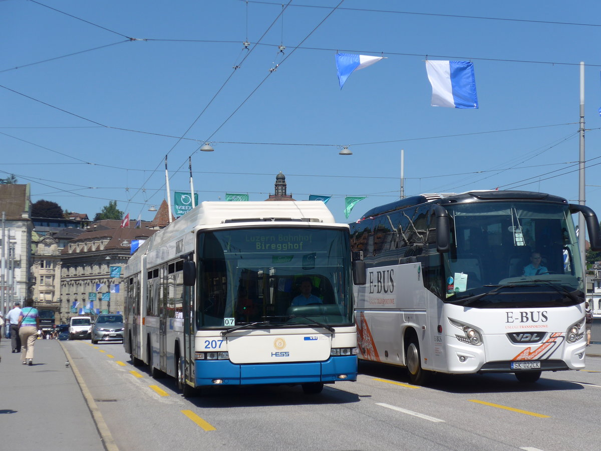 (173'796) - VBL Luzern - Nr. 207 - Hess/Hess Gelenktrolleybus am 8. August 2016 in Luzern, Bahnhofbrcke
