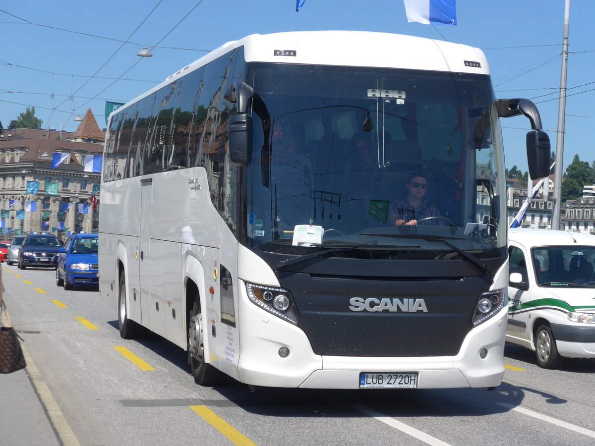 (173'840) - Aus Polen: BP Tour, Lublin - LUB 2720H - Scania/Higer am 8. August 2016 in Luzern, Bahnhofbrcke
