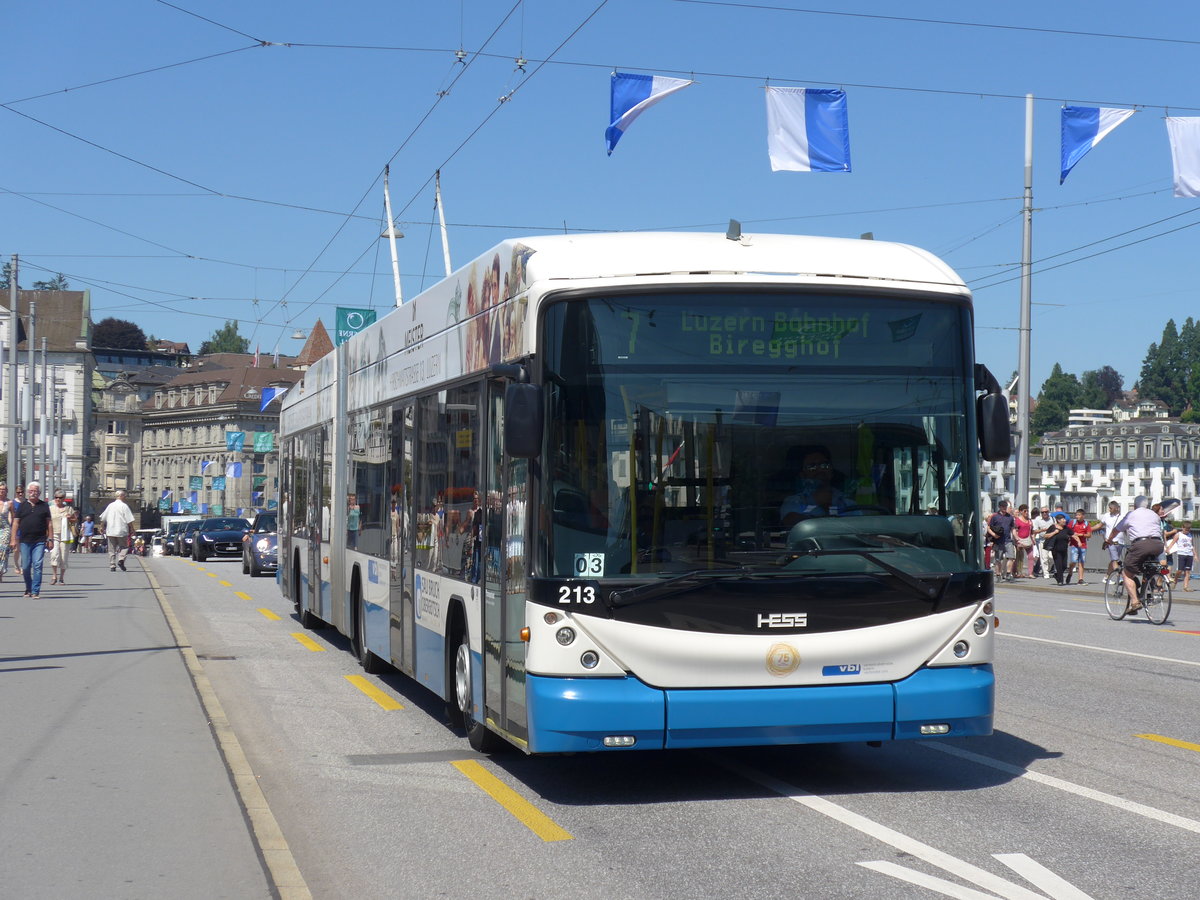(173'854) - VBL Luzern - Nr. 213 - Hess/Hess Gelenktrolleybus am 8. August 2016 in Luzern, Bahnhofbrcke