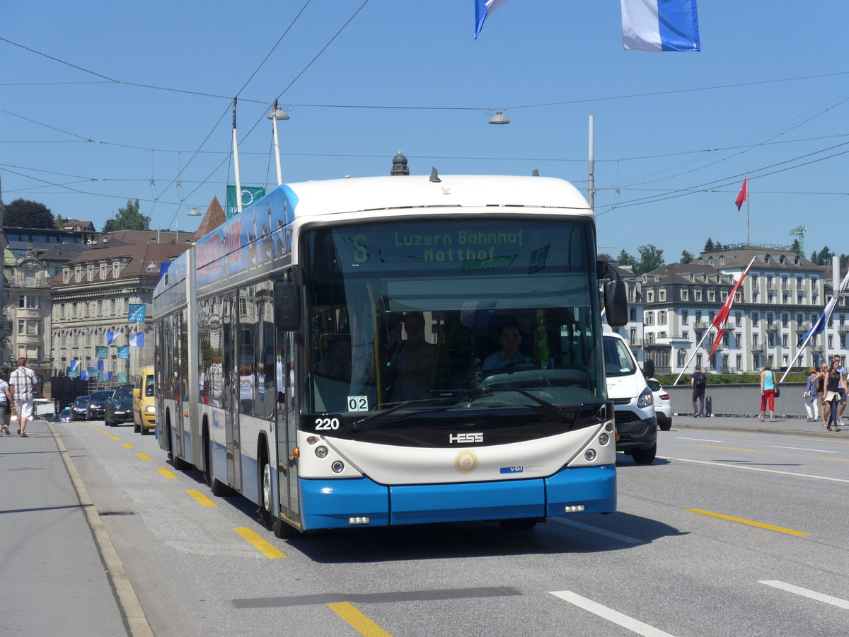 (173'859) - VBL Luzern - Nr. 220 - Hess/Hess Gelenktrolleybus am 8. August 2016 in Luzern, Bahnhofbrcke