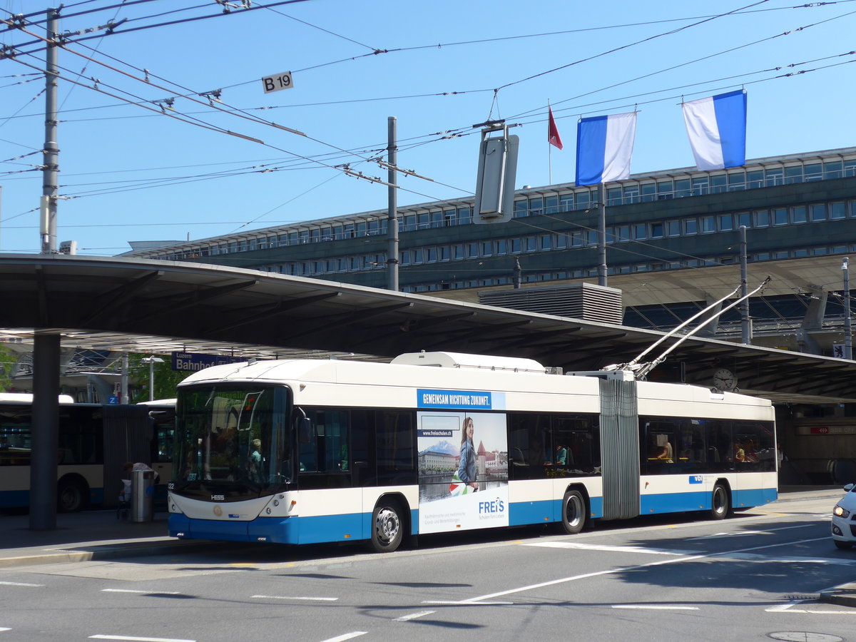 (173'860) - VBL Luzern - Nr. 222 - Hess/Hess Gelenktrolleybus am 8. August 2016 beim Bahnhof Luzern