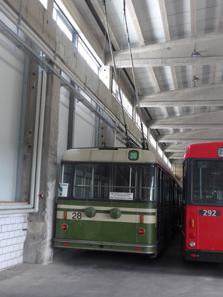 (174'533) - SVB Bern (TVB) - Nr. 28 - FBW/SWS-R&J Gelenktrolleybus am 4. September 2016 in Aarberg, Halle TVB