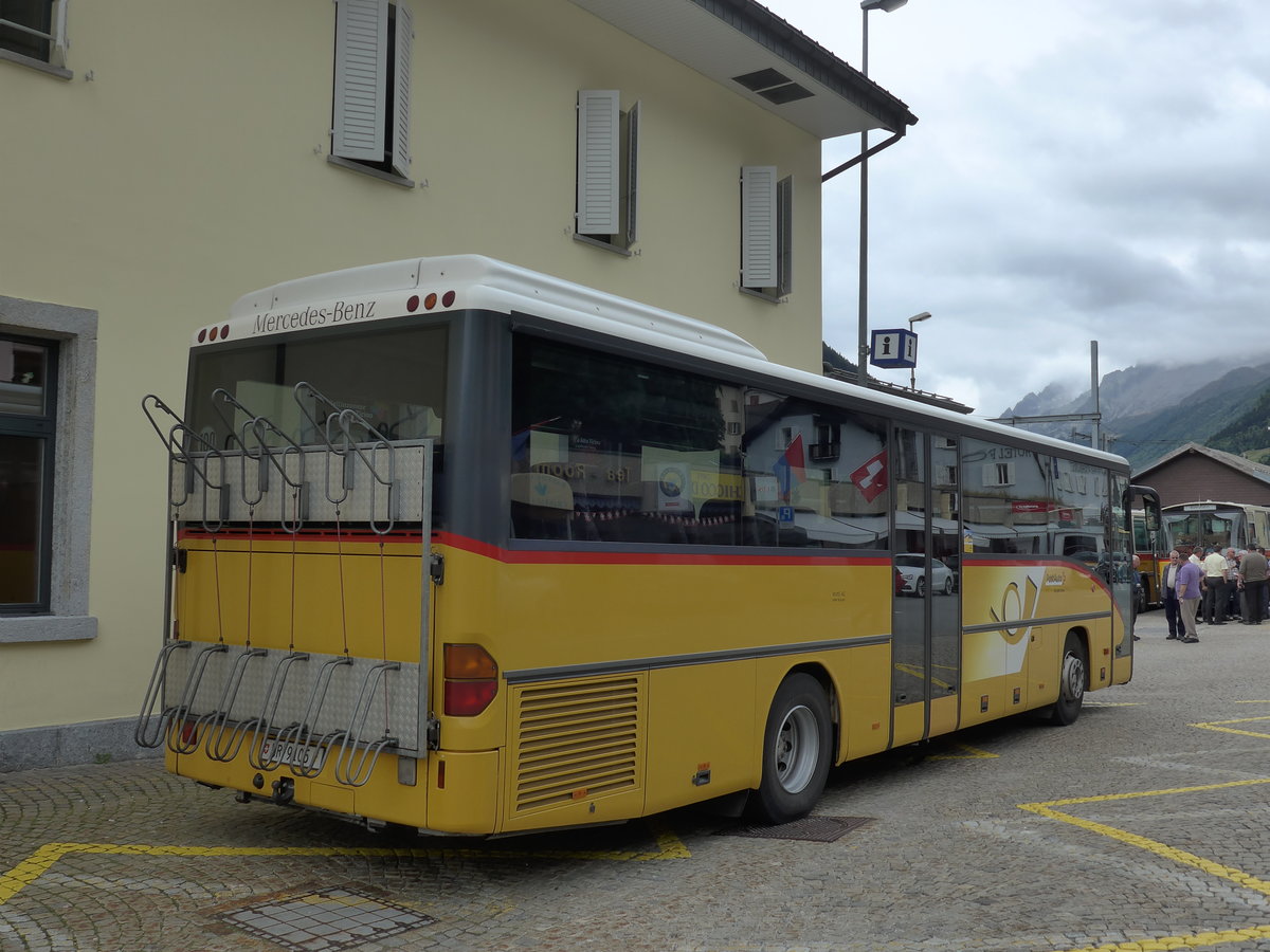 (174'982) - Mattli, Wassen - UR 9105 - Mercedes am 18. September 2016 beim Bahnhof Airolo