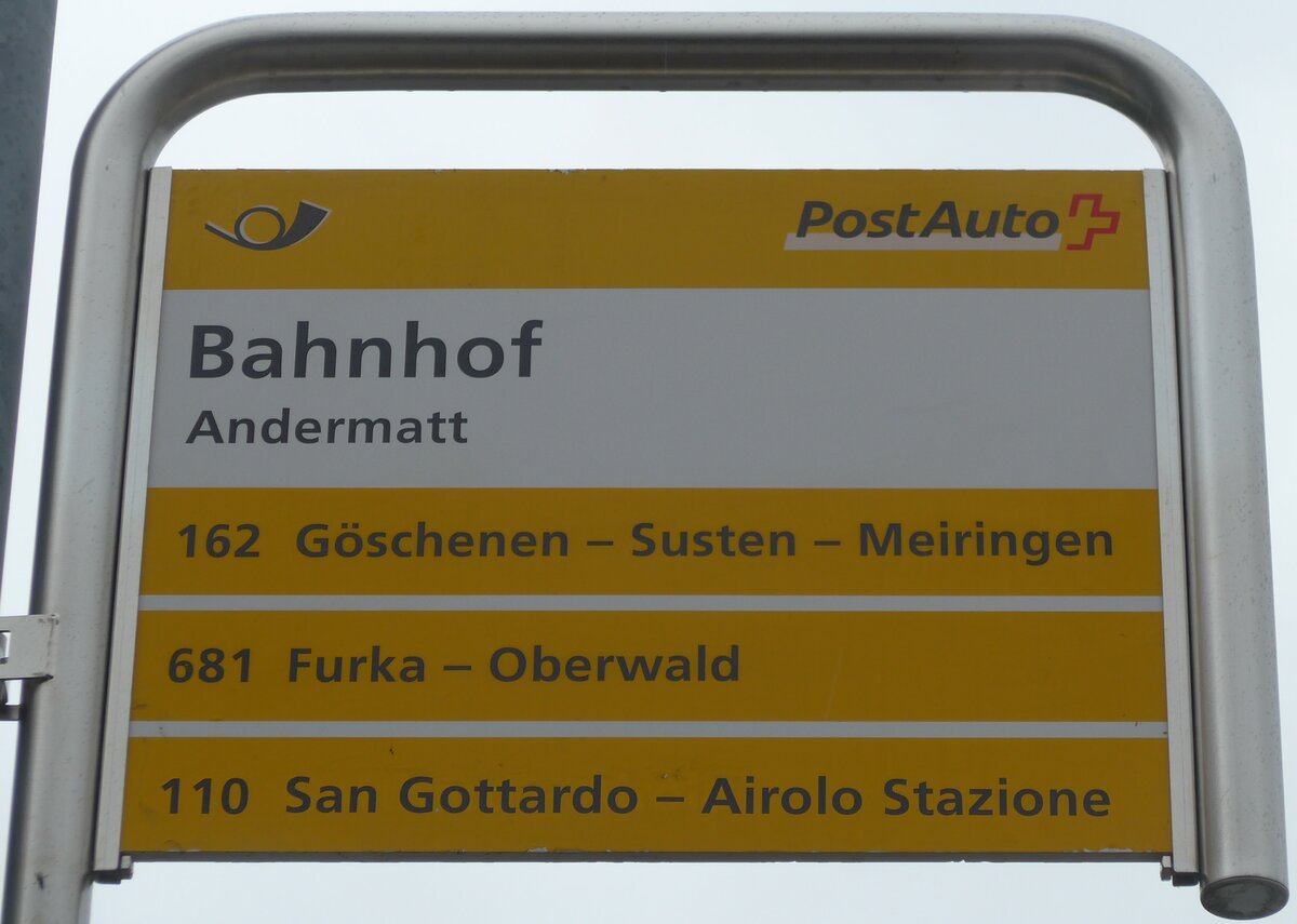 (175'035) - PostAuto-Haltestellenschild - Andermatt, Bahnhof - am 18. September 2016