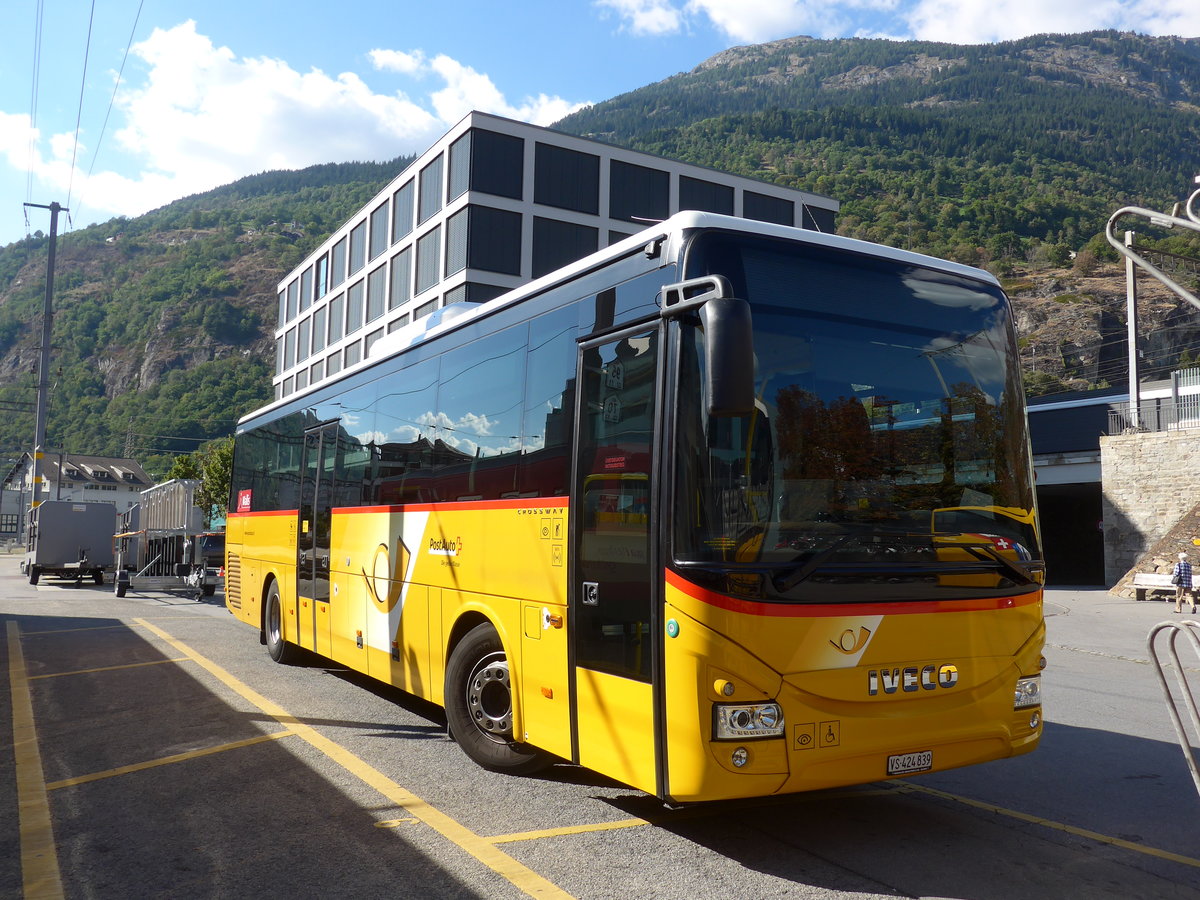 (175'151) - PostAuto Wallis - VS 424'839 - Iveco am 24. September 2016 beim Bahnhof Brig