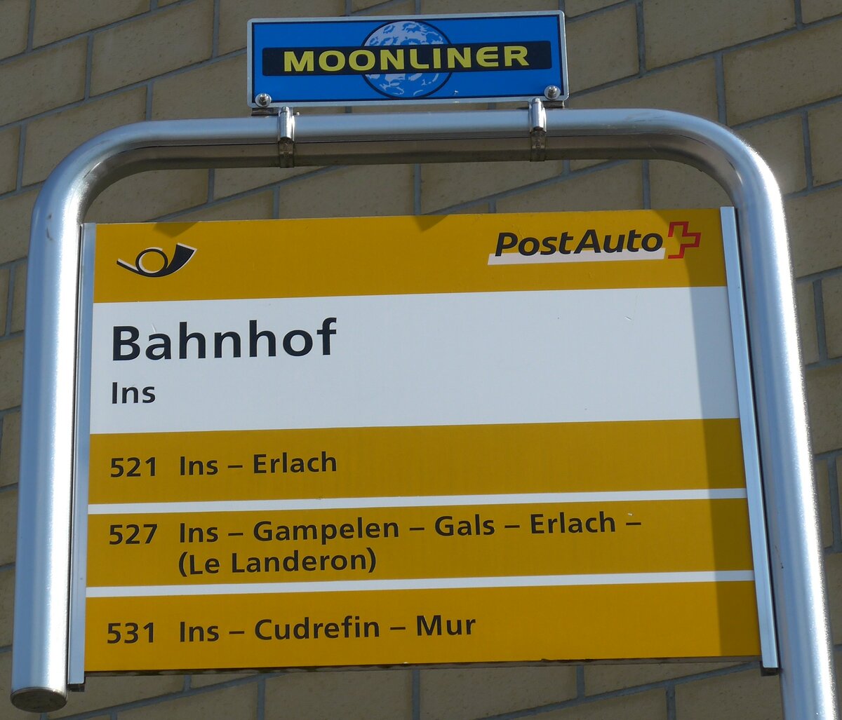 (175'216) - PostAuto-Haltestellenschild - Ins, Bahnhof - am 26. September 2016