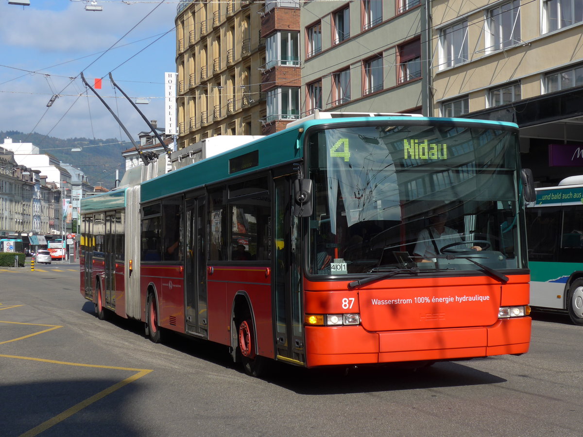 (175'527) - VB Biel - Nr. 87 - NAW/Hess Gelenktrolleybus am 7. Oktober 2016 beim Bahnhof Biel