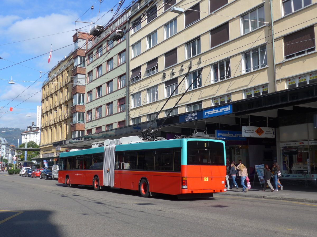 (175'533) - VB Biel - Nr. 88 - NAW/Hess Gelenktrolleybus am 7. Oktober 2016 beim Bahnhof Biel
