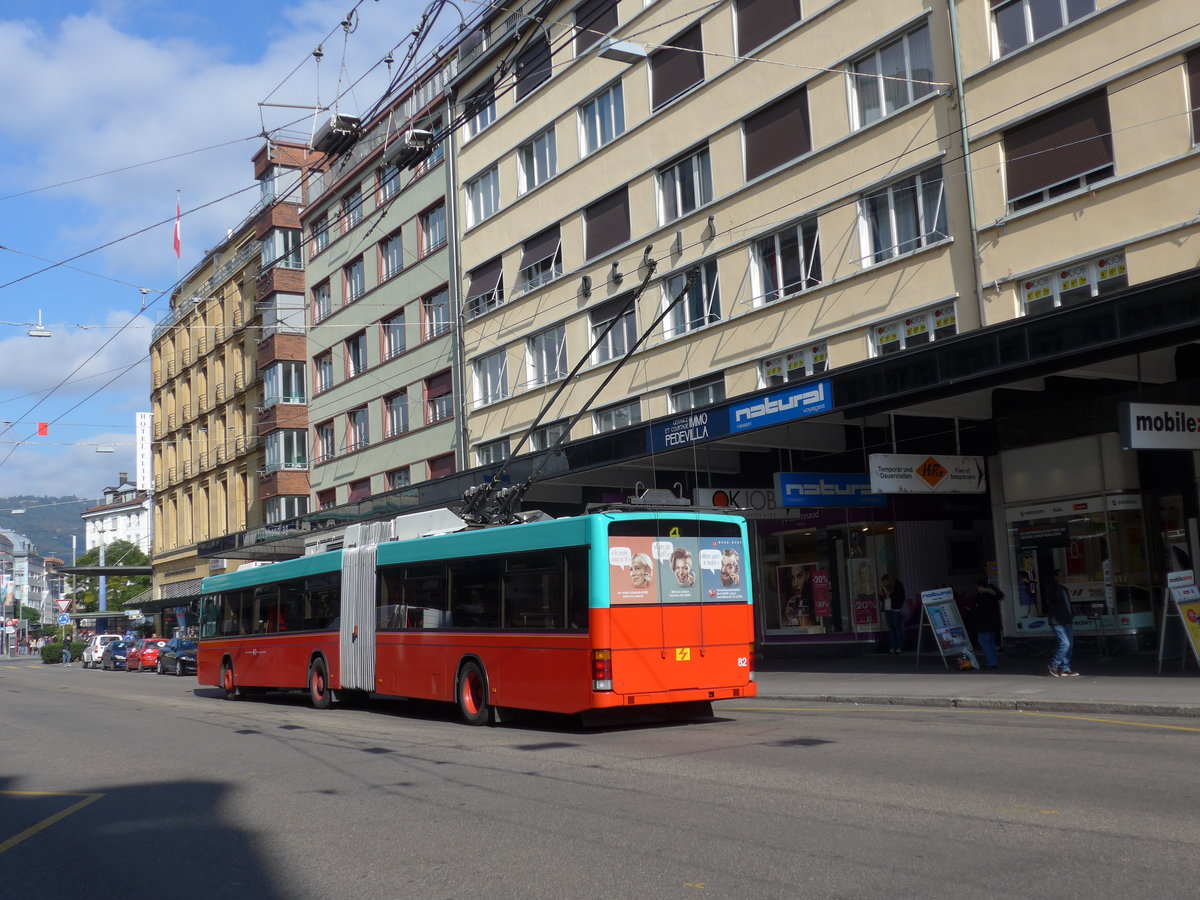 (175'536) - VB Biel - Nr. 82 - NAW/Hess Gelenktrolleybus am 7. Oktober 2016 beim Bahnhof Biel
