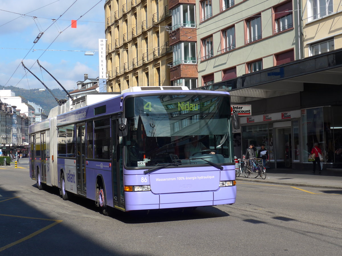 (175'538) - VB Biel - Nr. 86 - NAW/Hess Gelenktrolleybus am 7. Oktober 2016 beim Bahnhof Biel