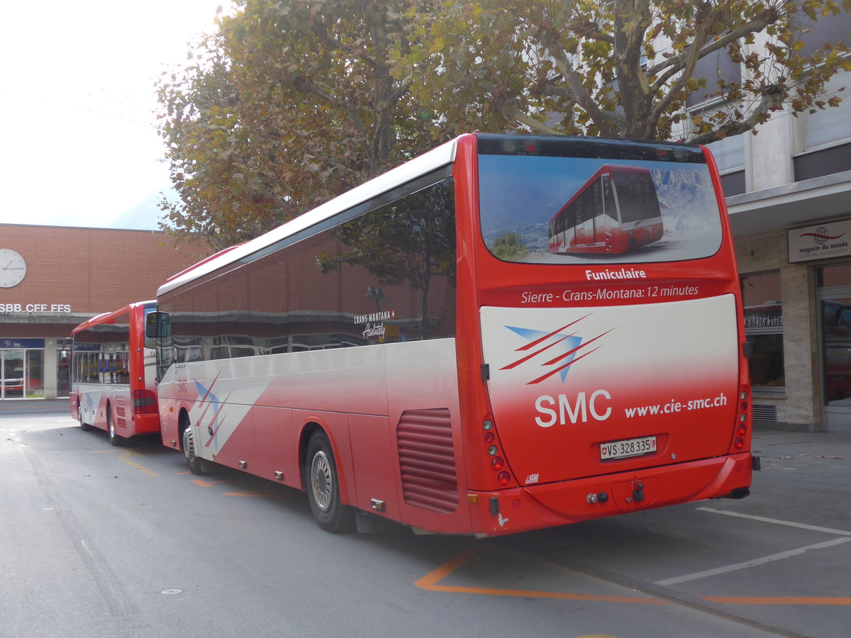 (175'570) - SMC Montana - Nr. 35/VS 328'335 - Irisbus am 9. Oktober 2016 beim Bahnhof Sierre (prov. Haltestelle)