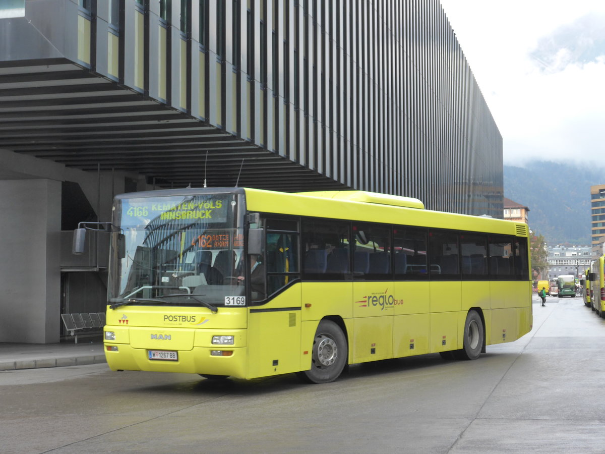 (175'831) - PostBus - W 1267 BB - MAN am 18. Oktober 2016 beim Bahnhof Innsbruck