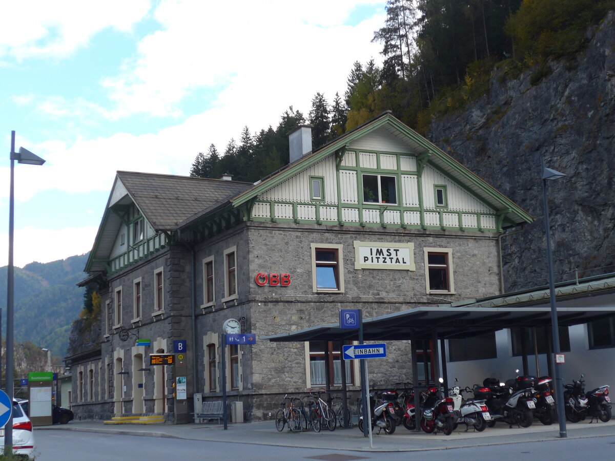 (176'081) - Bus-Haltestelle am 20. Oktober 2016 beim Bahnhof Imst-Pitztal