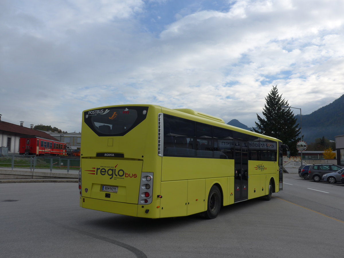 (176'106) - PostBus - BD 14'211 - Scania am 21. Oktober 2016 beim Bahnhof Jenbach