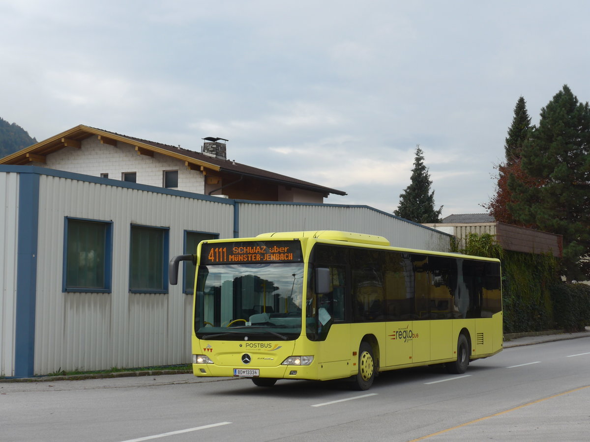 (176'109) - PostBus - BD 13'334 - Mercedes am 21. Oktober 2016 beim Bahnhof Jenbach