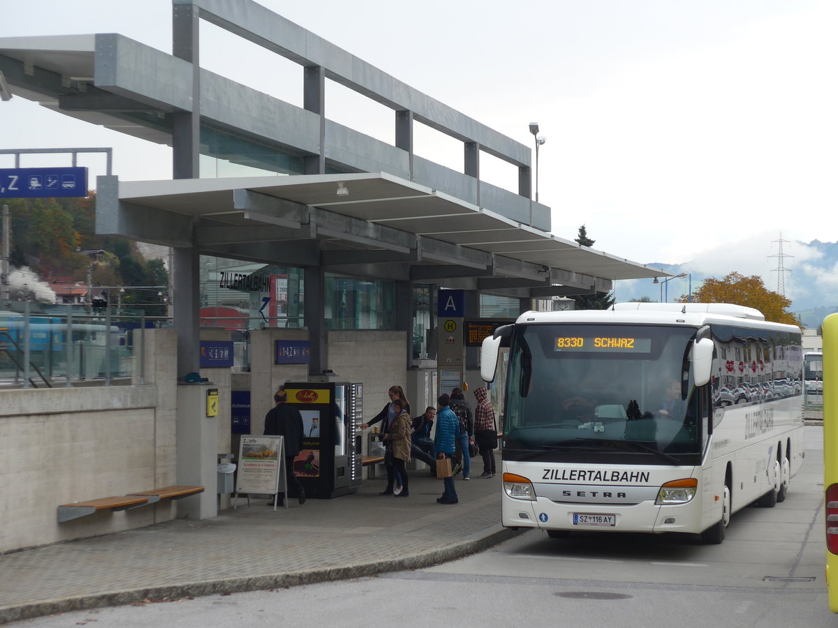 (176'116) - ZVB Jenbach - SZ 116 AY - Setra am 21. Oktober 2016 beim Bahnhof Jenbach
