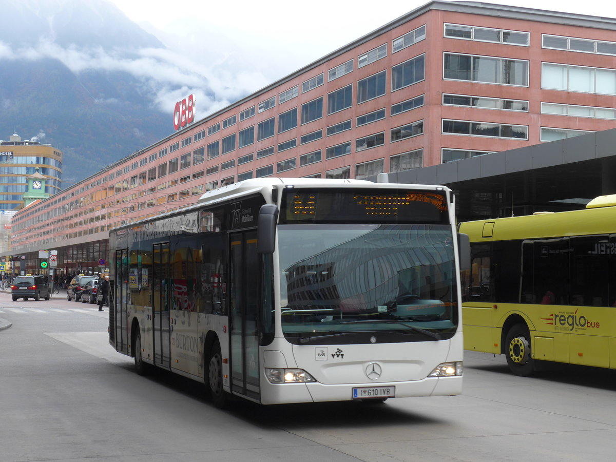 (176'130) - IVB Innsbruck - Nr. 610/I 610 IVB - Mercedes am 21. Oktober 2016 beim Bahnhof Innsbruck