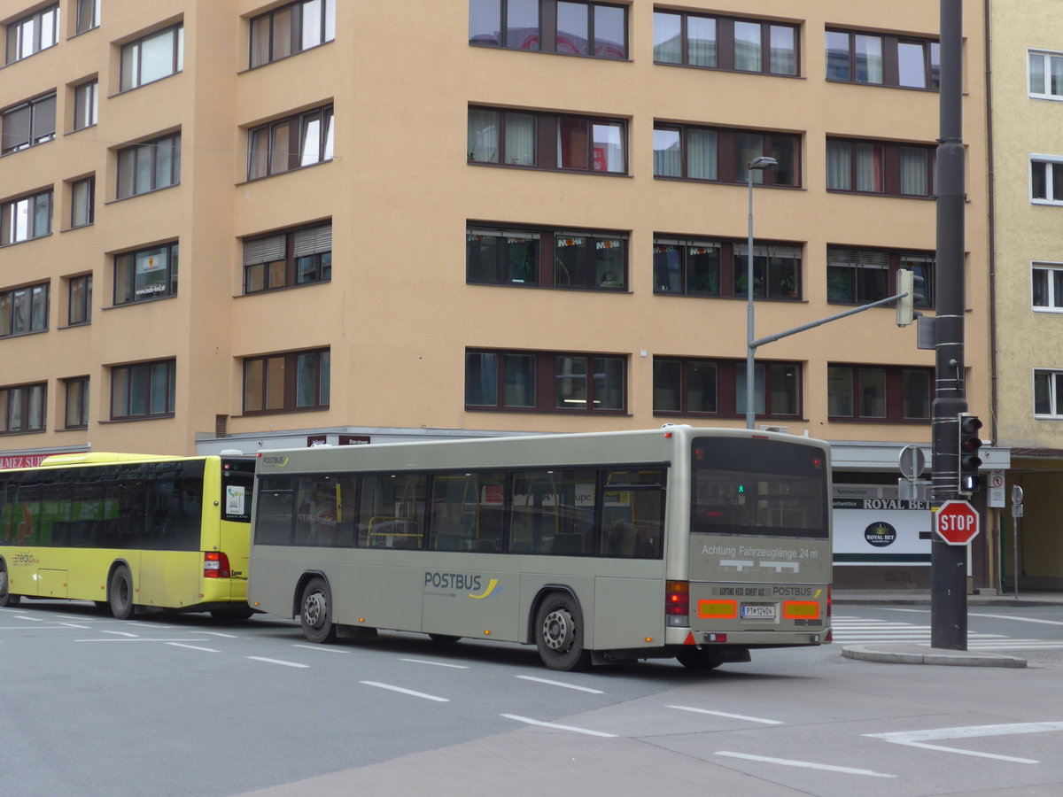(176'158) - PostBus - PT 12'404 - Lanz+Marti/Hess Personenanhnger am 21. Oktober 2016 beim Bahnhof Innsbruck