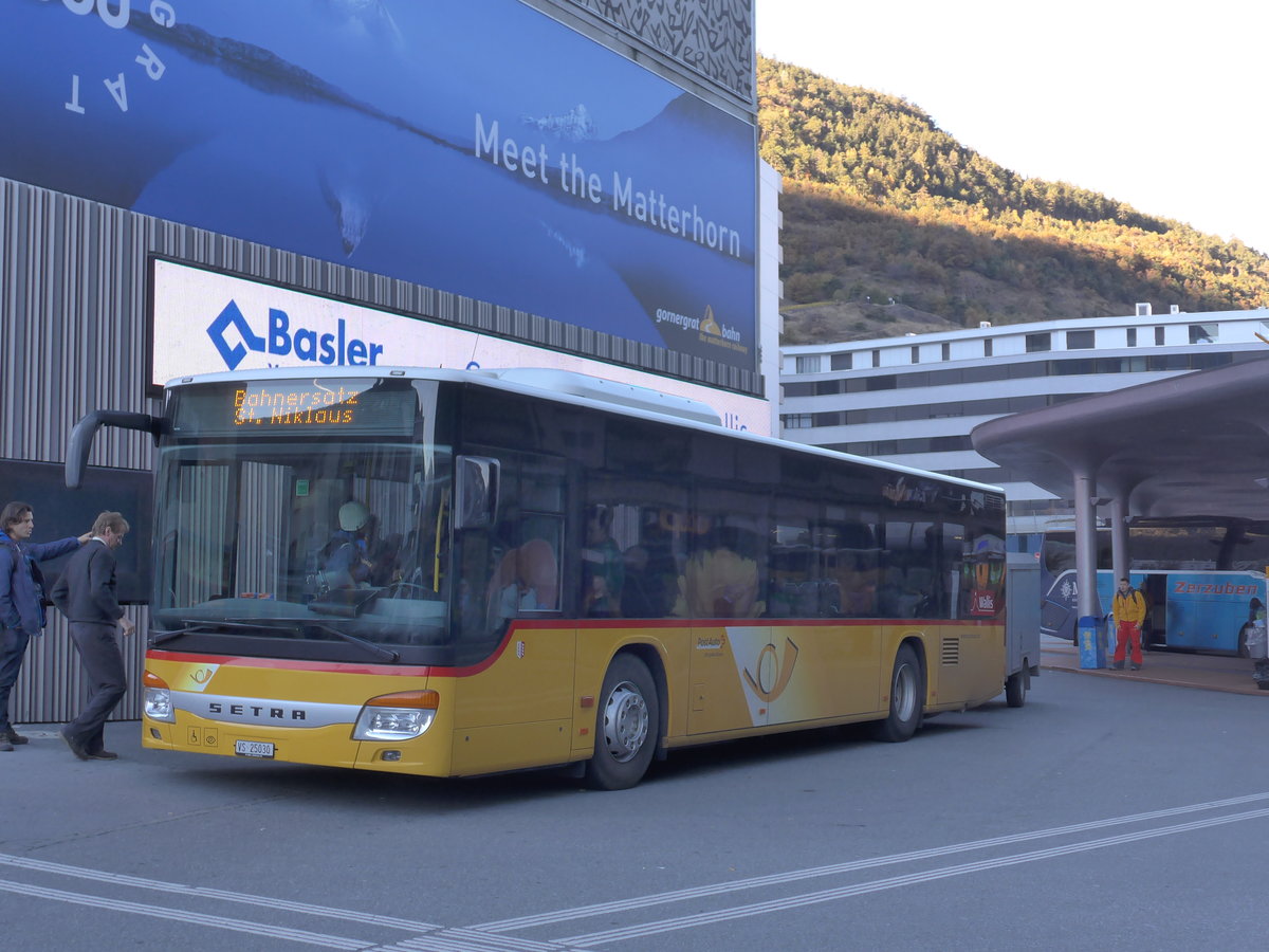 (176'351) - PostAuto Wallis - VS 25'030 - Setra (ex Anthamatten, Saas-Almagell) am 30. Oktober 2016 beim Bahnhof Visp