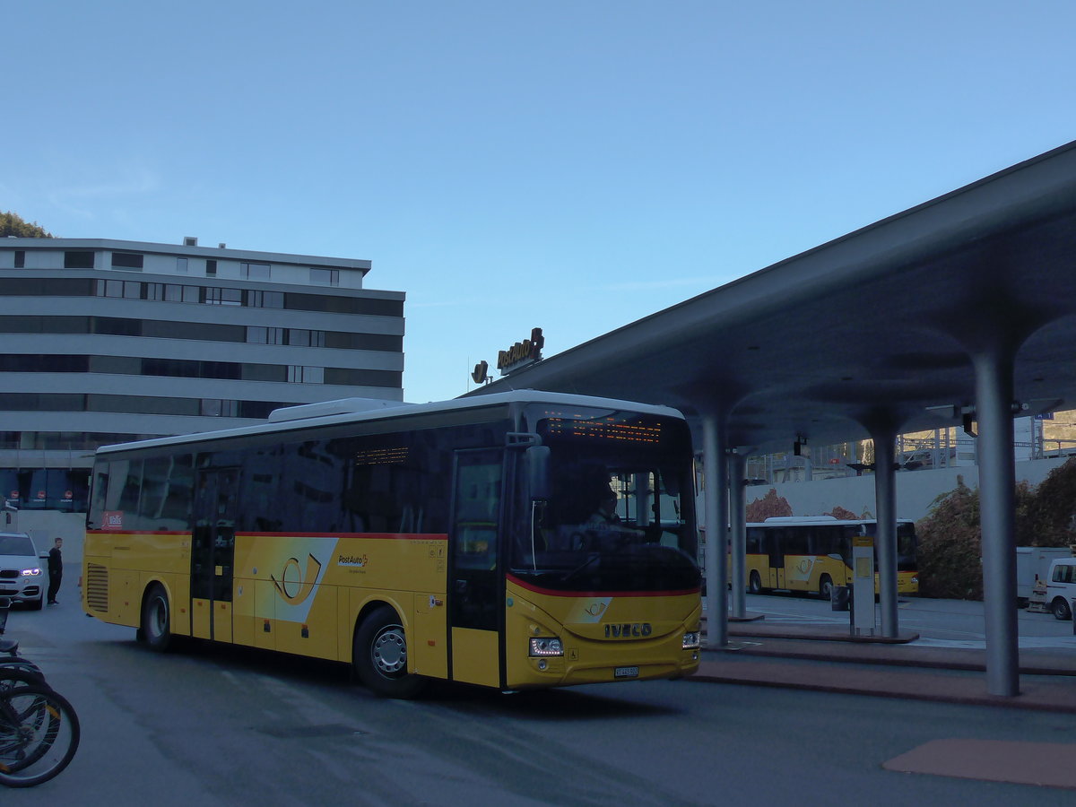 (176'362) - PostAuto Wallis - VS 445'902 - Iveco am 30. Oktober 2016 beim Bahnhof Visp
