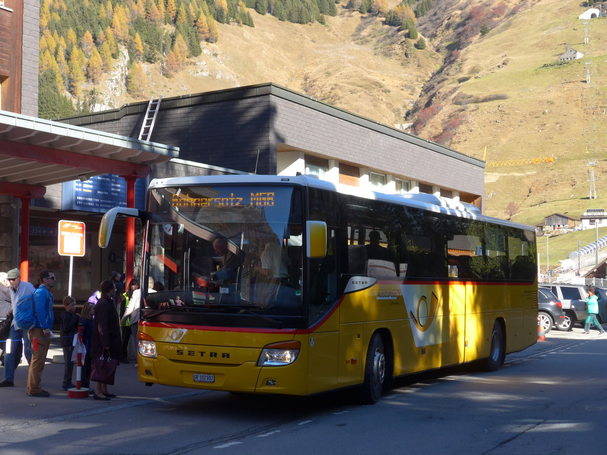 (176'405) - Bundi, Disentis - GR 102'982 - Setra am 30. Oktober 2016 beim Bahnhof Andermatt