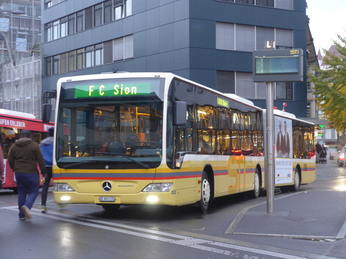 (176'577) - STI Thun - Nr. 135/BE 801'135 - Mercedes am 5. November 2016 beim Bahnhof Thun