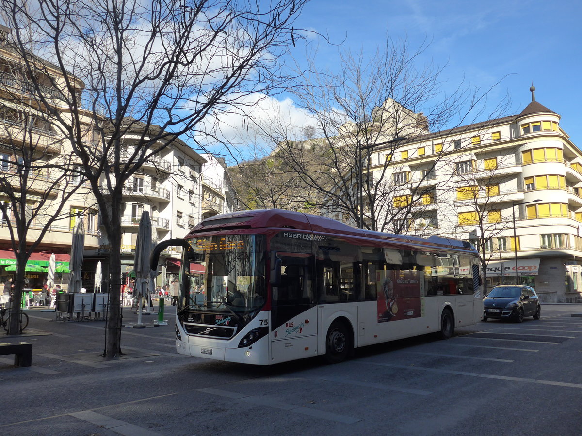 (176'600) - PostAuto Wallis - Nr. 75/VS 428'859 - Volvo am 12. November 2016 in Sion, Place du Midi