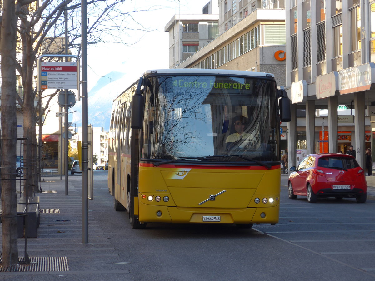 (176'602) - PostAuto Wallis - Nr. 31/VS 449'945 - Volvo (ex PostAuto Ostschweiz) am 12. November 2016 in Sion, Place du Midi