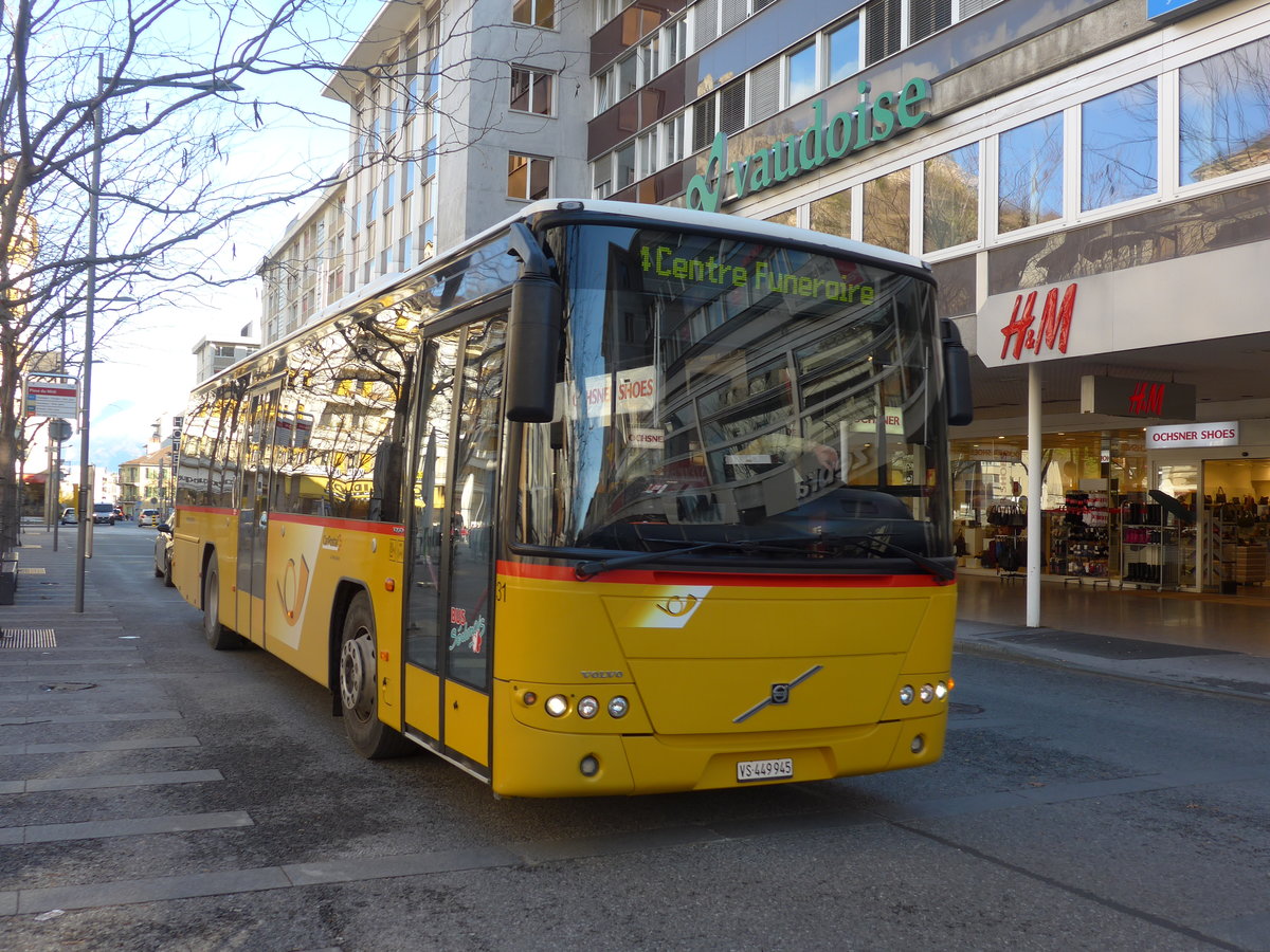 (176'603) - PostAuto Wallis - Nr. 31/VS 449'945 - Volvo (ex PostAuto Ostschweiz) am 12. November 2016 in Sion, Place du Midi