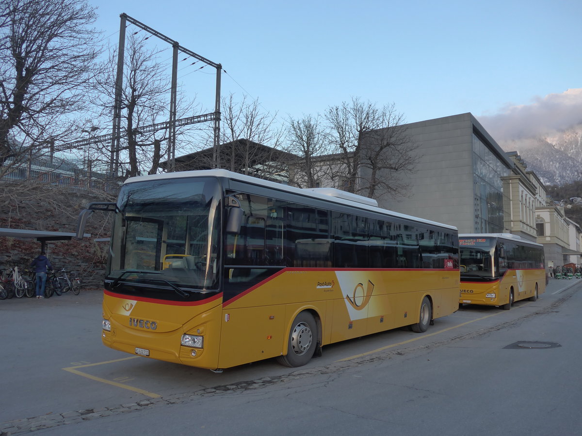 (176'641) - PostAuto Wallis - VS 432'711 - Iveco am 12. November 2016 beim Bahnhof Brig
