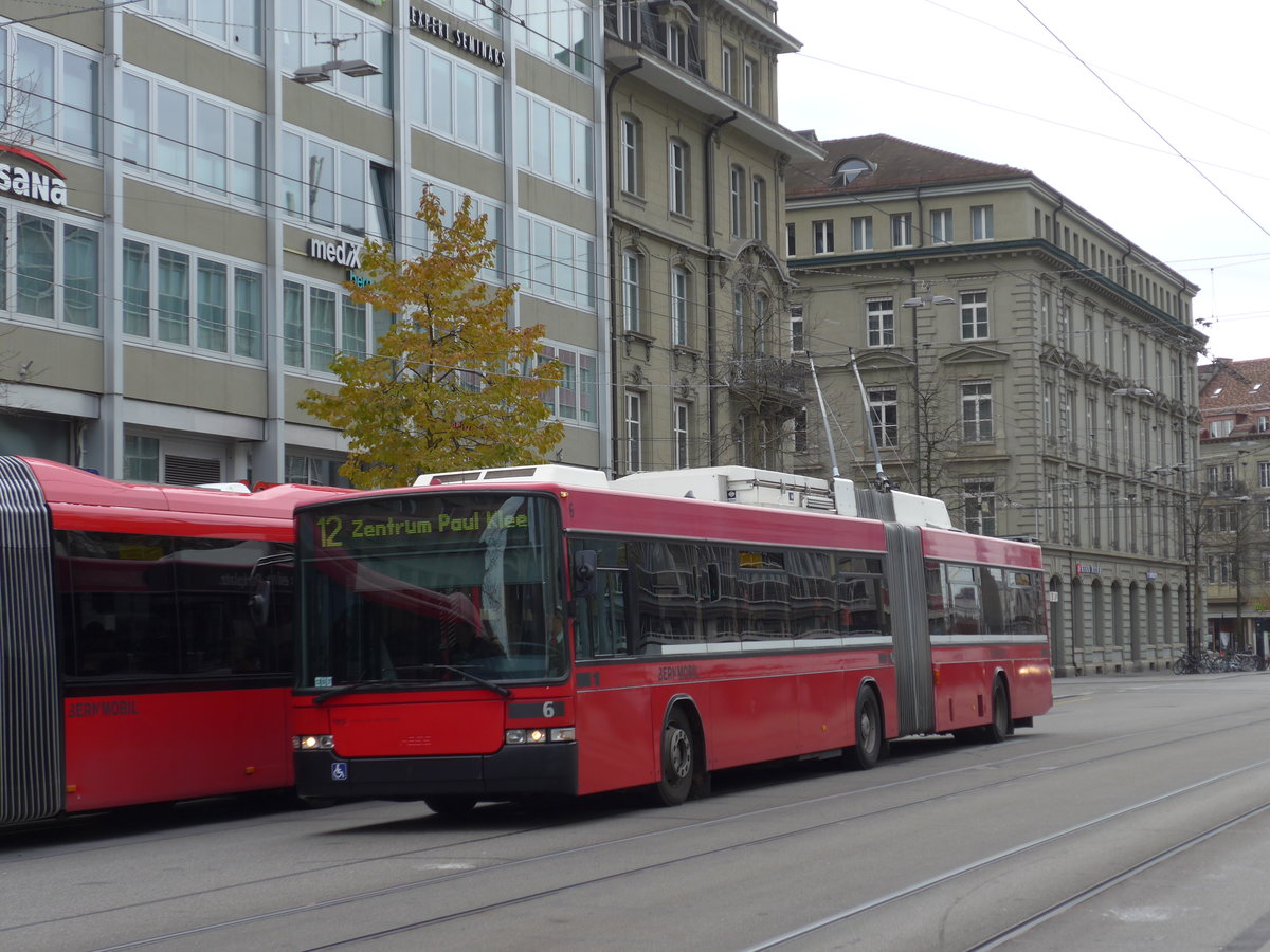 (176'666) - Bernmobil, Bern - Nr. 6 - NAW/Hess Gelenktrolleybus am 13. November 2016 beim Bahnhof Bern