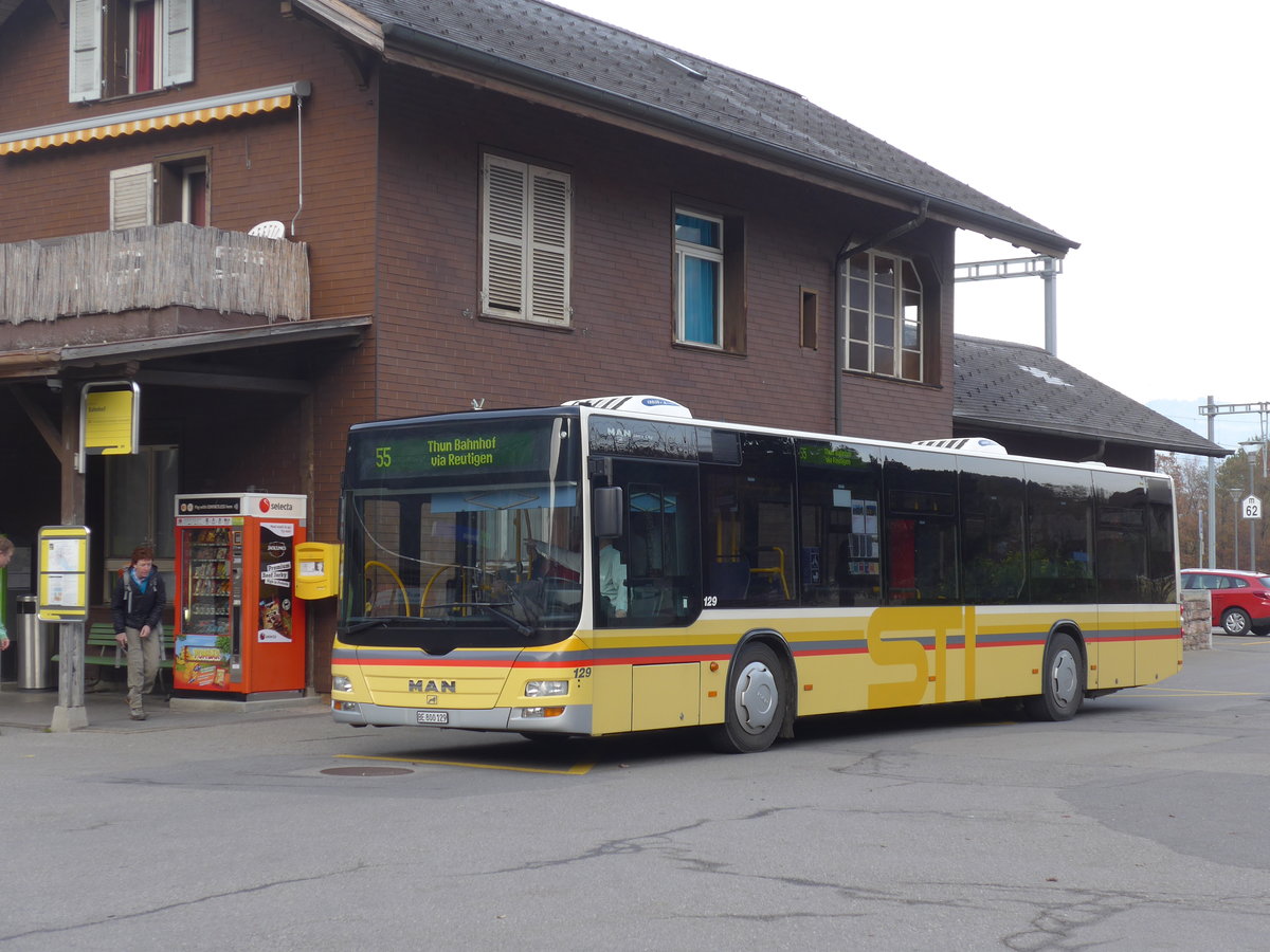 (176'769) - STI Thun - Nr. 129/BE 800'129 - MAN am 27. November 2016 beim Bahnhof Wimmis