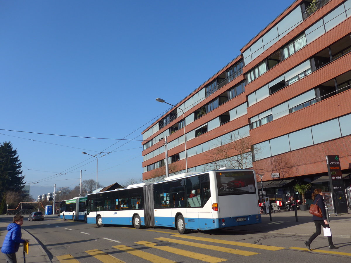 (176'935) - Limmat Bus, Dietikon - Nr. 27/ZH 726'127 - Mercedes am 6. Dezember 2016 in Schlieren, Zentrum/Bahnhof